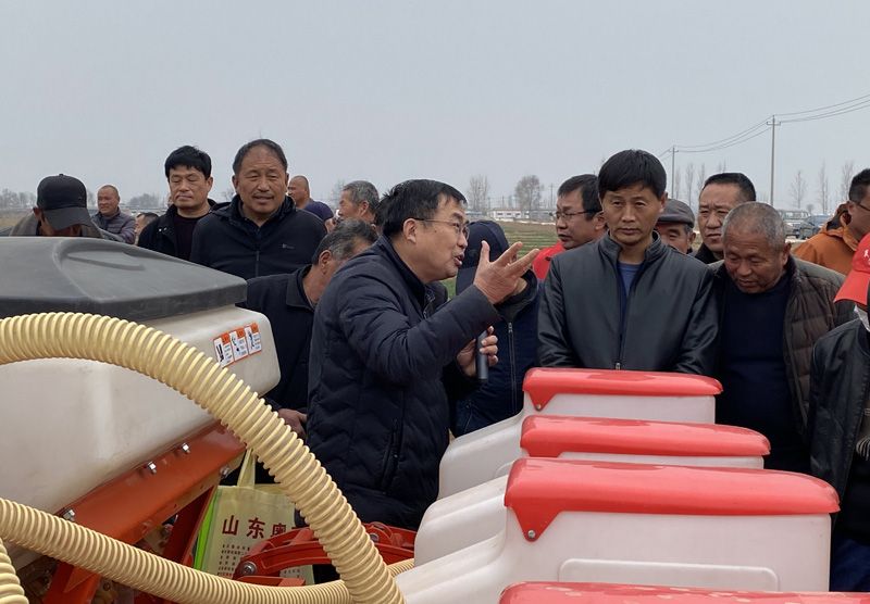 山東奧龍參加陽谷縣高性能播種機(jī)演示現(xiàn)場(chǎng)會(huì)